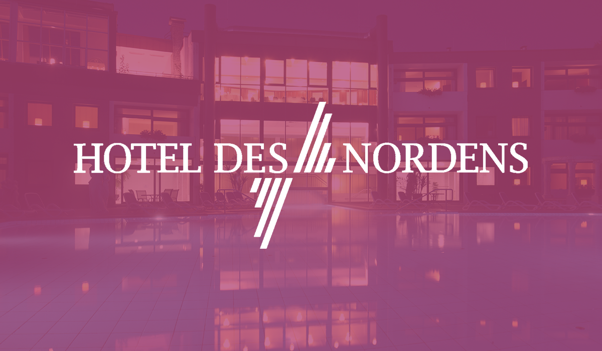 Nachtaufnahme des Hotel des Nordens . Entspannte Atmosphäre durch Hotelgebäude und beheizten Außenpool. Die Eleganz der Szene wird durch das Hotel des Nordens Logo unterstrichen.