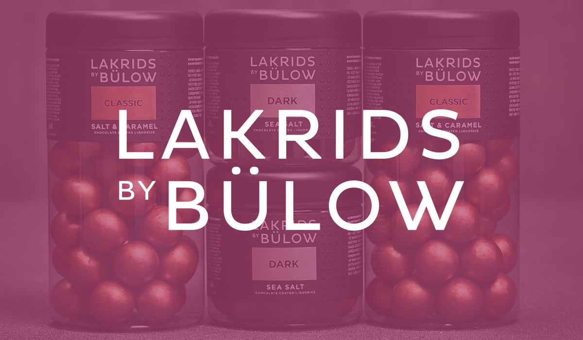 Vier Packungen Lakritz von Lakrids by Bülow, die gemeinsam präsentiert werden, mit dem Logo der Premium-Lakritzmarke und dem Tamigo-Kunden im Vordergrund.