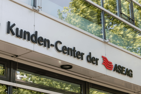 Die Außenfassade über dem Eingang zum Kunden-Center des tamigo-Kunden ASEAG.