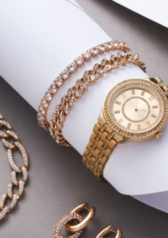 Eine Auslage mit goldenen Armbändern und Uhren der Schmuckmarke Bijou Brigitte.