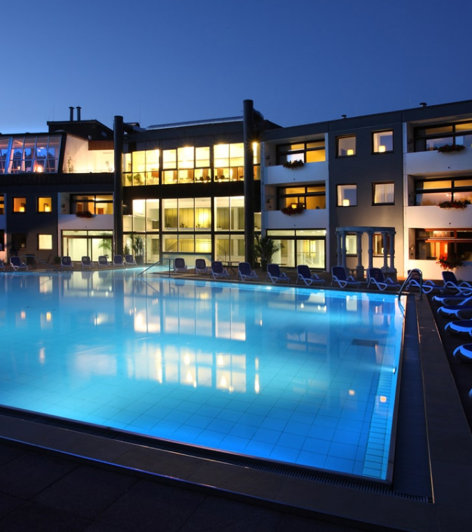 Exterior and swimming pool of tamigo customer Hotel des Nordens.