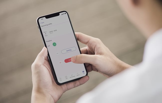 Ein Mitarbeiter beendet seine Schicht mit der digitalen Stechuhr von tamigo für eine effiziente Zeiterfassung. Ein Mitarbeiter beendet seine Schicht mit der digitalen Stechuhr von tamigo für eine effiziente Zeiterfassung.